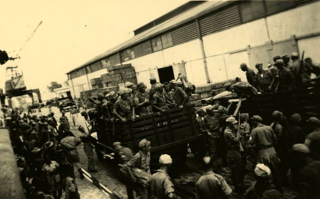 Militairen op de kade van Tanjung Priok op Java, 1948. 