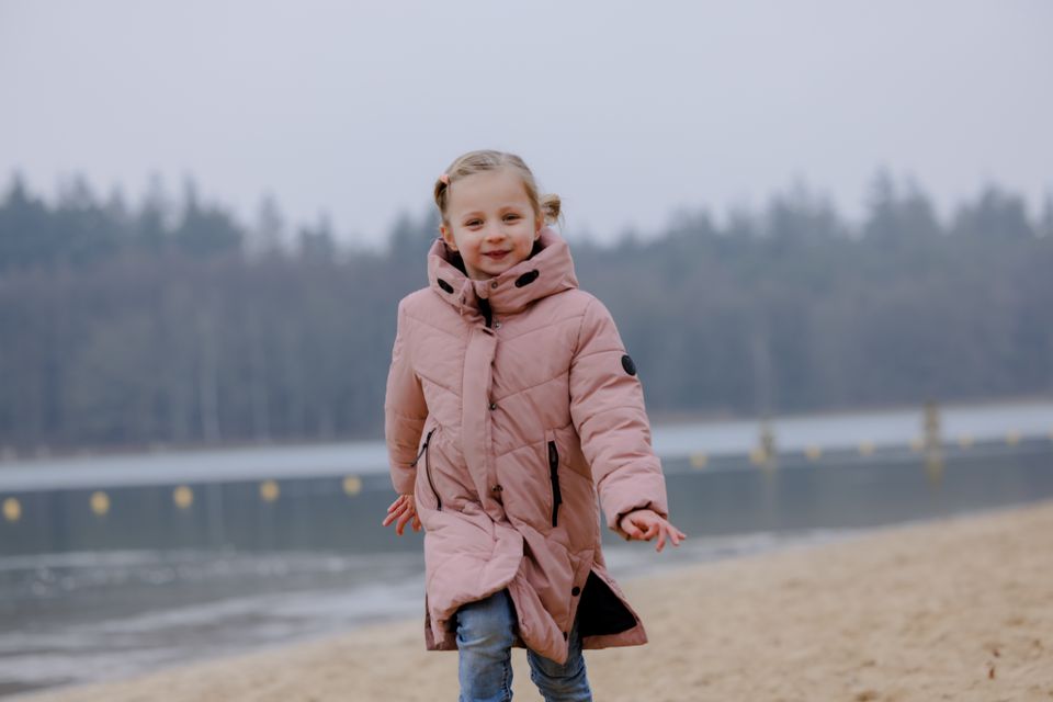 meisje lopend op het strand in de winter.