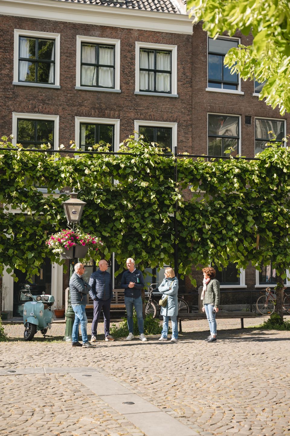 Gids Marcel Honsbeek van Explore Leiden op pad met bezoekers tijdens een stadswandeling