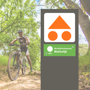 Volg de oranje bewegwijzering van de driehoek met twee rondjes. De bordjes vind je op palen langs de route.