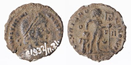 Munt van Valentinianus I (364-375), gevonden in 1932. Op de achterzijde een overwinningstafereel met een krijgsgevangene.