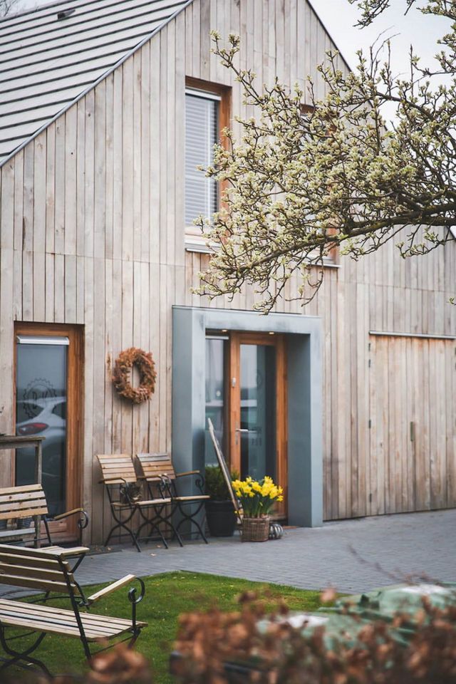 De ingang van een bed & breakfast met verschillende zitjes naast de deur.