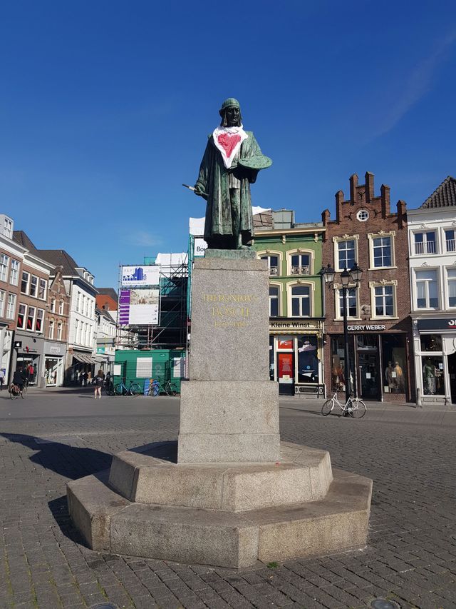 Het standbeeld van Jeroen Bosch op de Markt met een 'Hart voor de zorg'-T-shirt