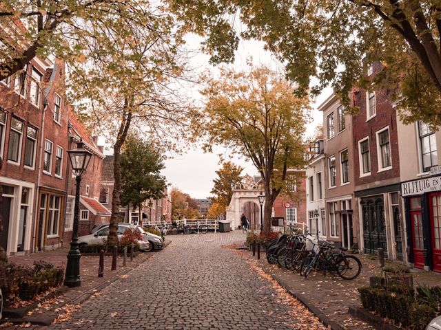 A cozy street in Leiden during Autumn.