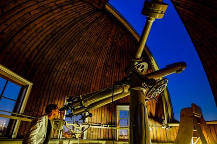 Daan Roosegaarde in de Leidse Sterrewacht.