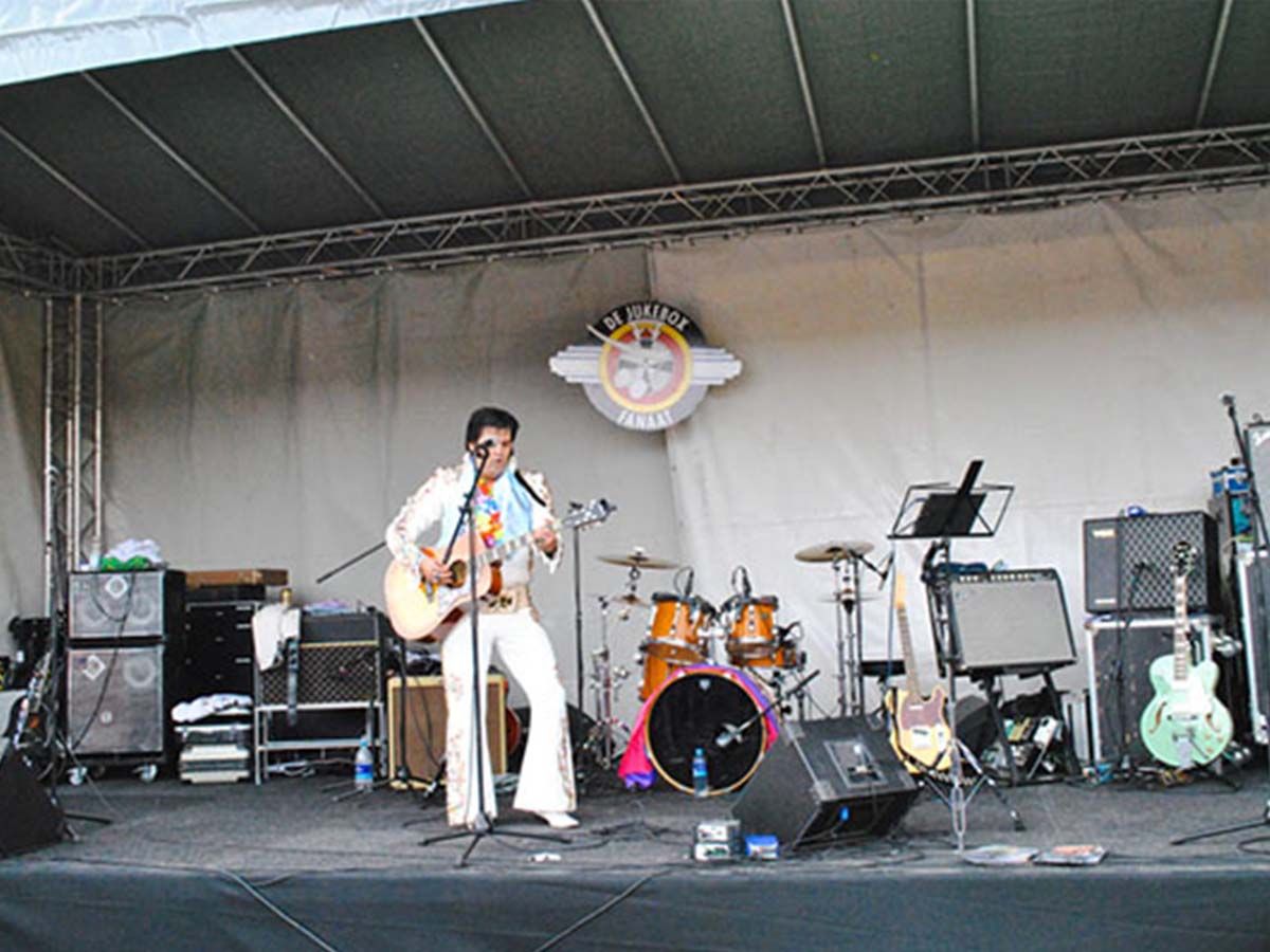 Muziek tijdens Rock around the Jukebox Open Air Market
