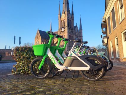Lime fietsen in Woerden voor de Sint-bonaventura kerk