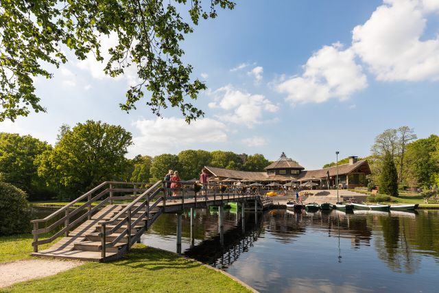 Overzichtsbeeld helden van Kien Sint-Oedenrode met water, brug en restaurant.