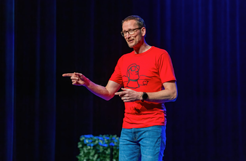 Een man op het theater met rood shirt