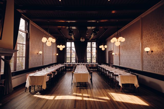 De grote zaal met dineropstelling van Het Broeker Huis