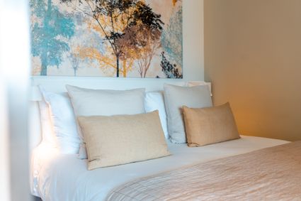 Bed in hotelkamer van het WestCord hotel in Delft
