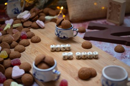 Pepernoten en chocolade letters