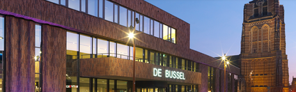 Het prachtige Theater de Bussel in de avond