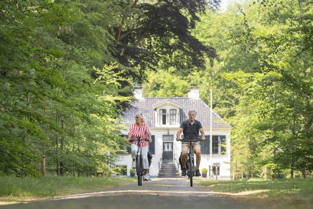 stel fietst door Frederiksoord.