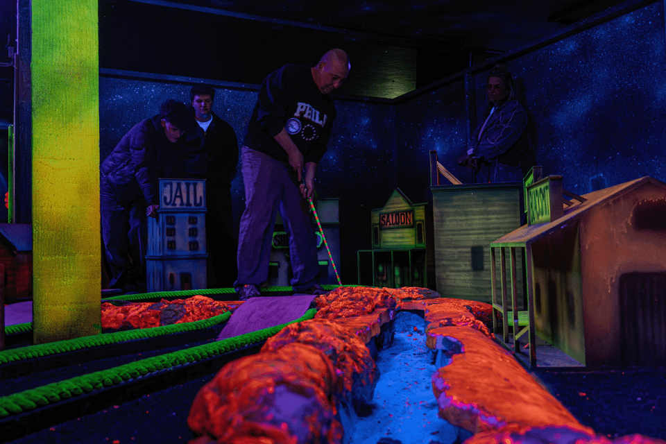 Mensen glowgolfen bij Glowgolf Het Wilde Westen
