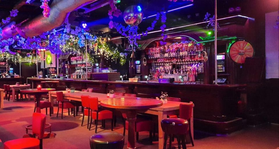 De bar en tafels in café Spetters (zonder bezoekers).