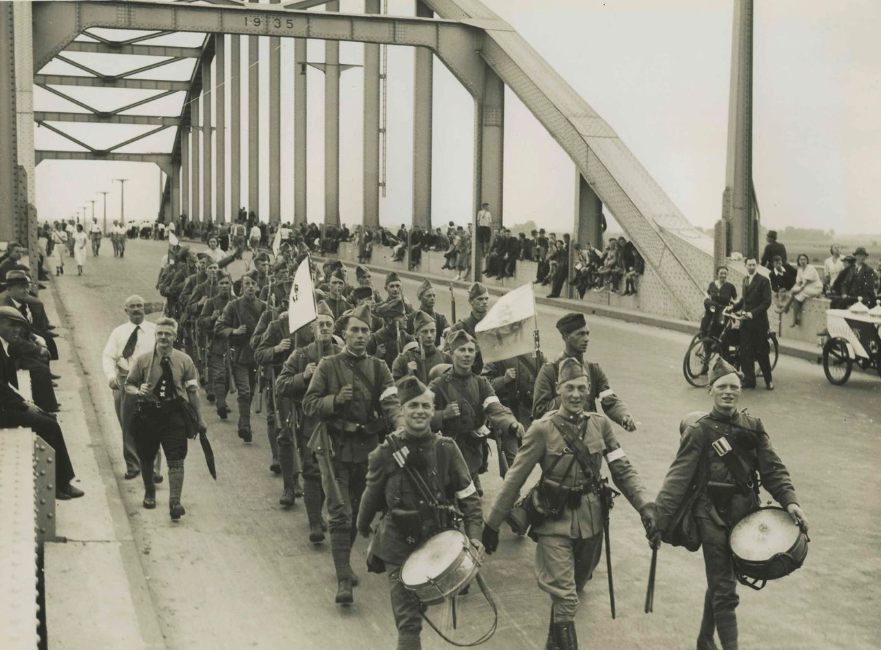 Het detachement van het 8e Regiment Infanterie onder leiding van de reserve tweede luitenant D. Hesse op de Rijnbrug de derde dag van de 27e Vierdaagse.