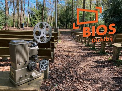 Film kijken in het Openlucht theater Borger door theater Geliekvloers en BiosDichtbij