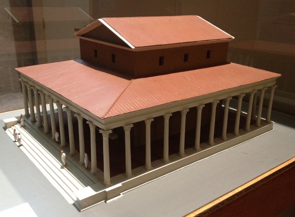 Maquette van een vierkante tempel met zuilengalerij en rood pannendak.