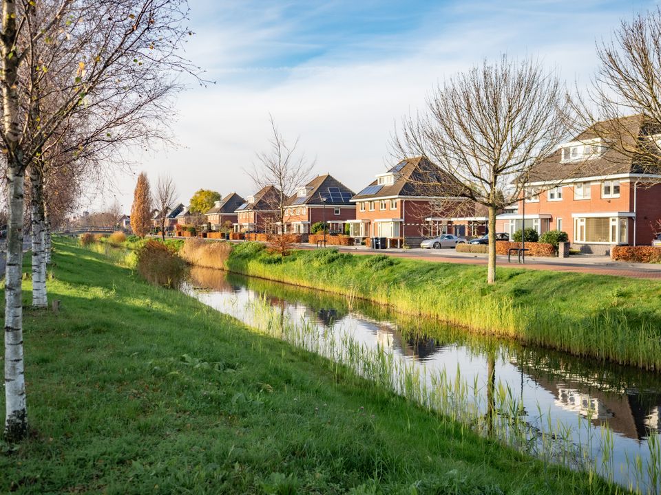 Huizen aan het water in de Landerijen
