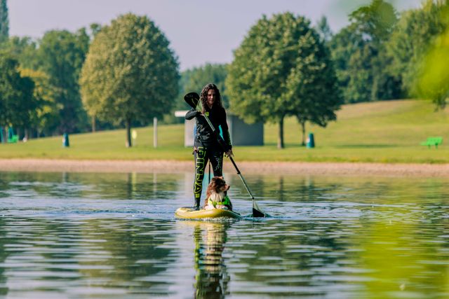 Hond met baasje op een SUP