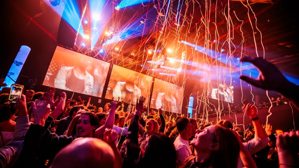 Een concert waarbij allemaal mensen zijn