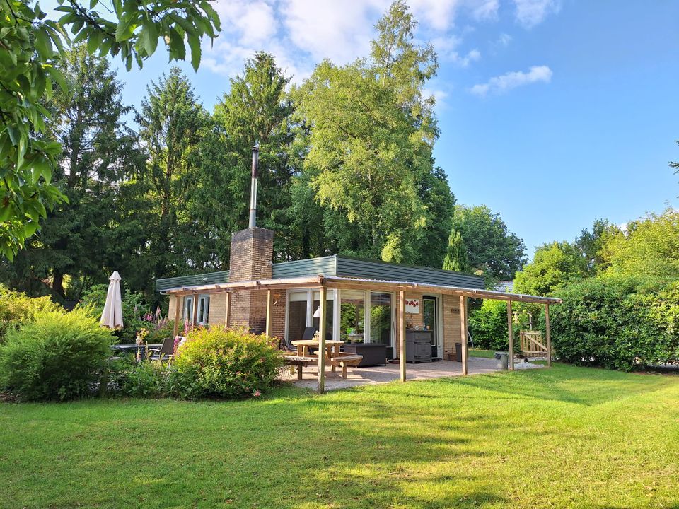 Heerlijk huis met grote overkapping en buitenhaard - kom jij ook genieten?