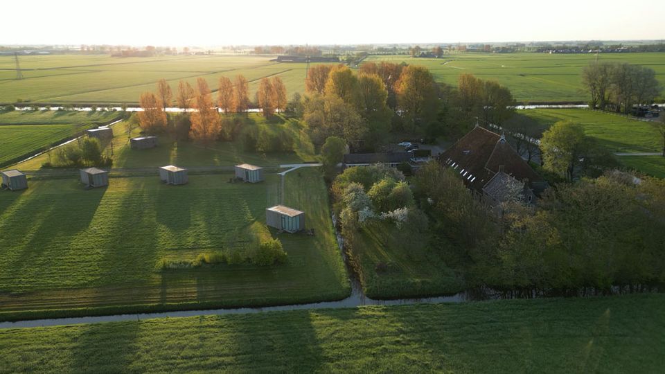 Pean-buiten Weidum ligt aan de Elfstedenroute, vlak bij Leeuwarden. Hier vind je rust, ruimte en natuur in Friesland. Overnacht in een suite of waterlodge, omringd door stilte en uitzicht.