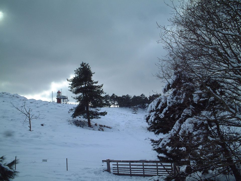 Vuurtoren in de sneeuw op Vlieland