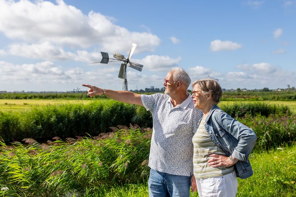 Wandelaars in de polder