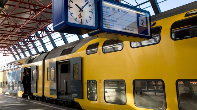 Vertrekkende NS trein vanaf het station.