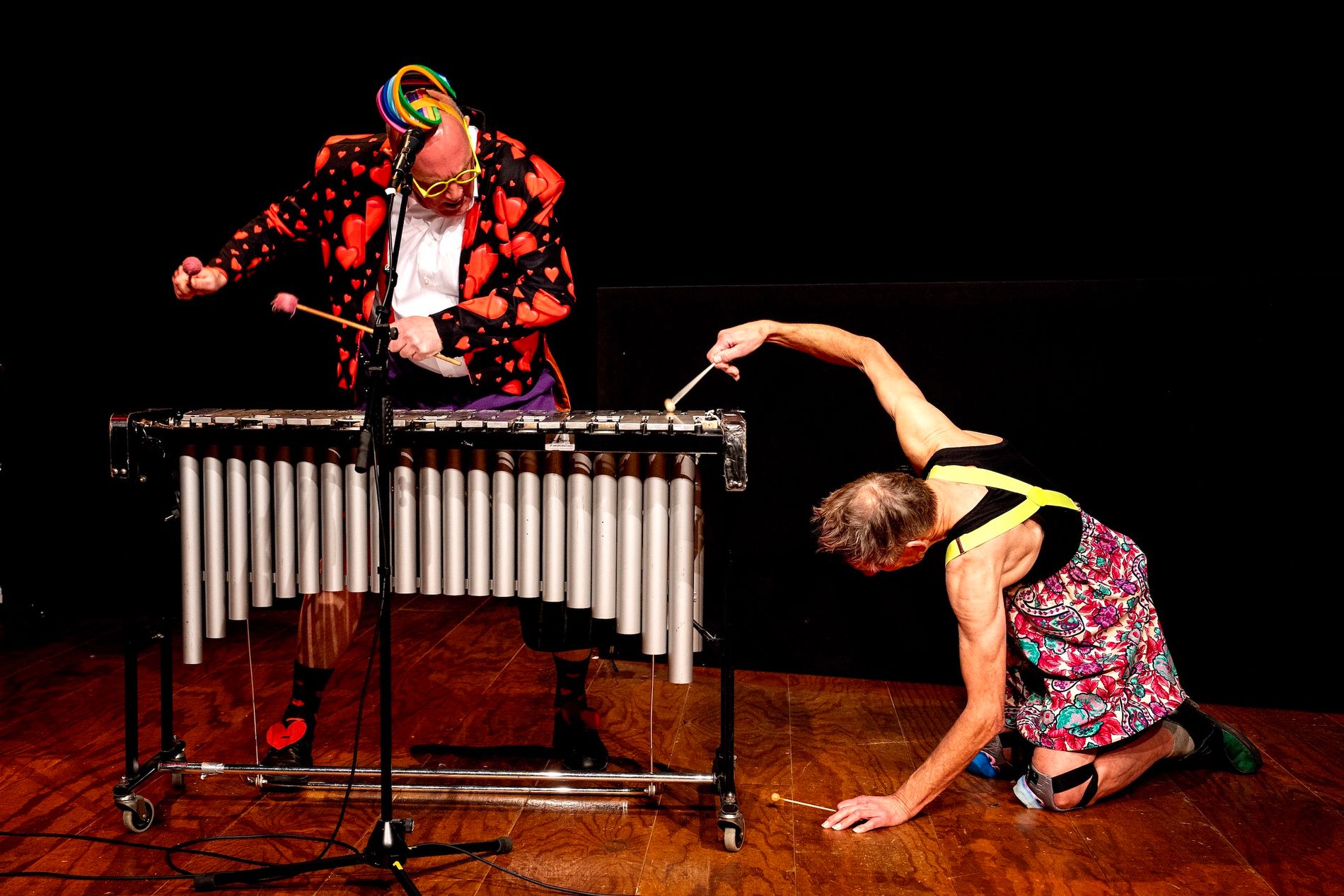 Speelt die ene clown nou echt zo razendsnel muziek?  En is die andere nou echt zo dom, of ben jij zo slim?
