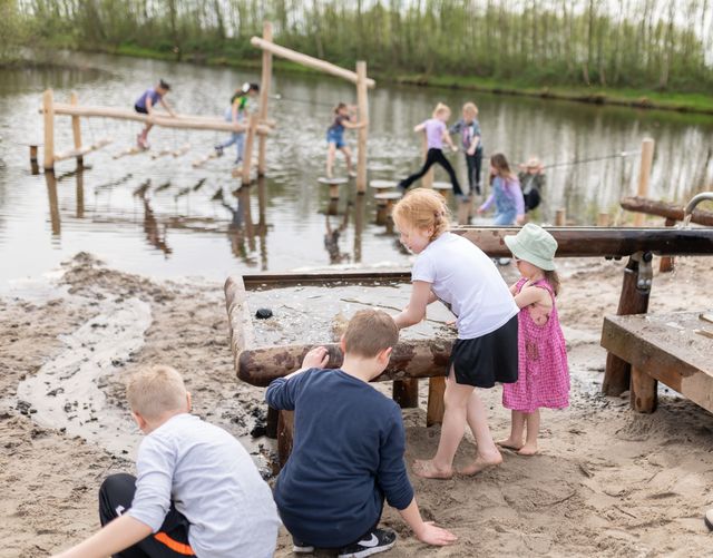 Kinderen die spelen bij de speelplek in Weidevenne