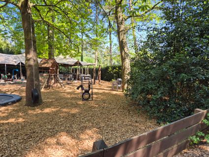 zicht vanuit de weg op speeltuin Boscafe