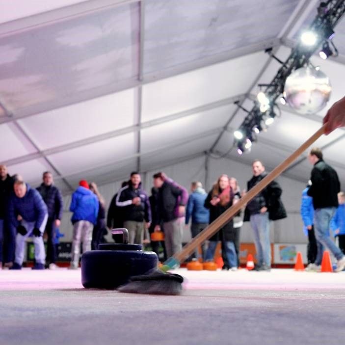 Personen die curling spelen