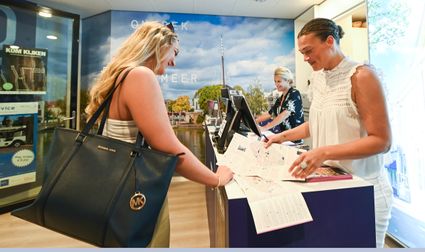 Jongedame krijgt informatie in het VVV in Delft