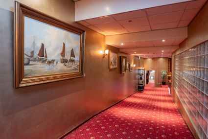 Expositie schilderijen in het Two Brothers Noordwijk Beach hotel