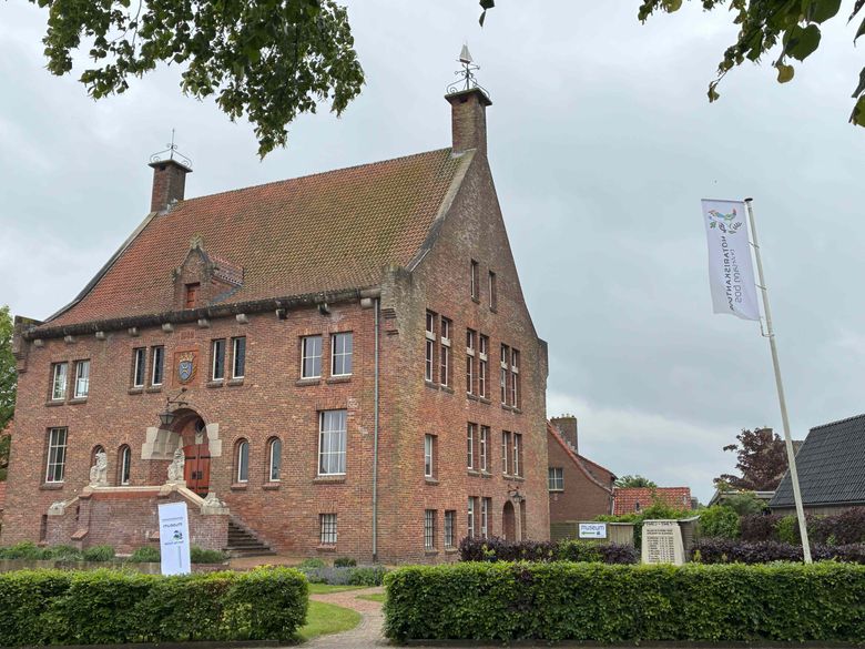 Stationsweg 1 in Grou: oude Raadhuis met rechts de ingang van het museum