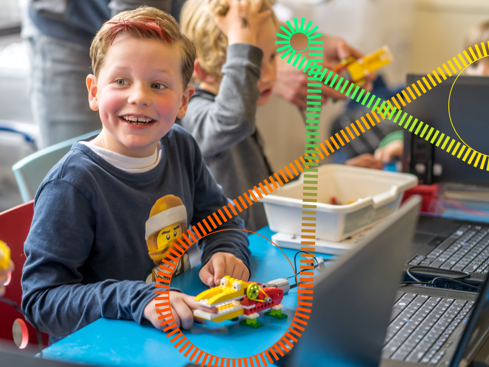 Jongen die aan het knutselen is tijdens zijn verjaardagsfeestje