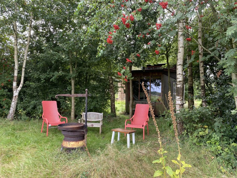 stoelen buiten kampvuurplek