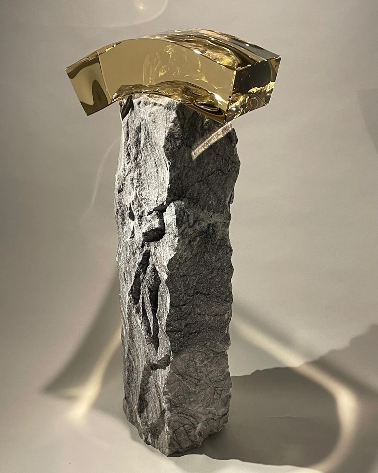 Kunstwerk Vladimir Zbynovsky van zandsteen en optisch glas