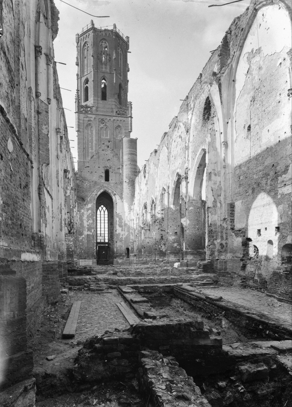 De verwoesting van de kerk in 1944 legde onbedoeld de resten van de tempel bloot.