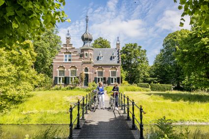 Fietsen bij de Martenastate in Koarnjum