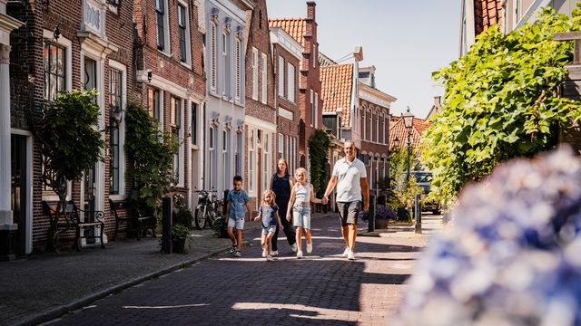 Een gezin die door de straten van Edam loopt