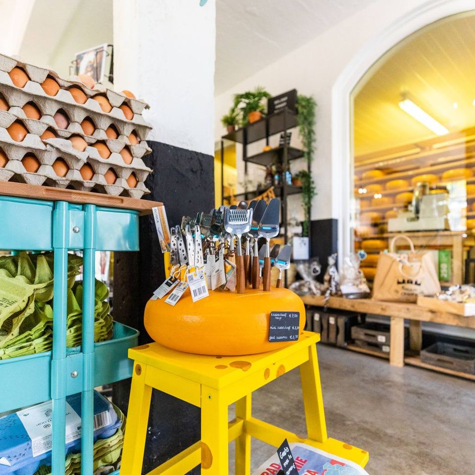 Zuivelboerderij de winkel binnen met kaas en eieren