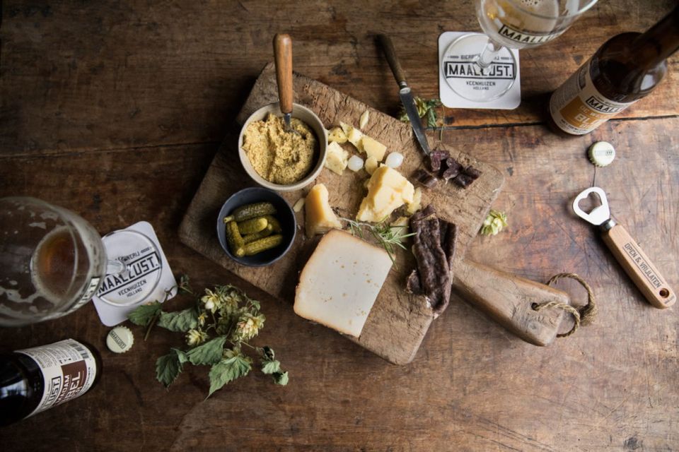 Maallust-Biere und eine Getränkeplatte mit Käse und Wurst.