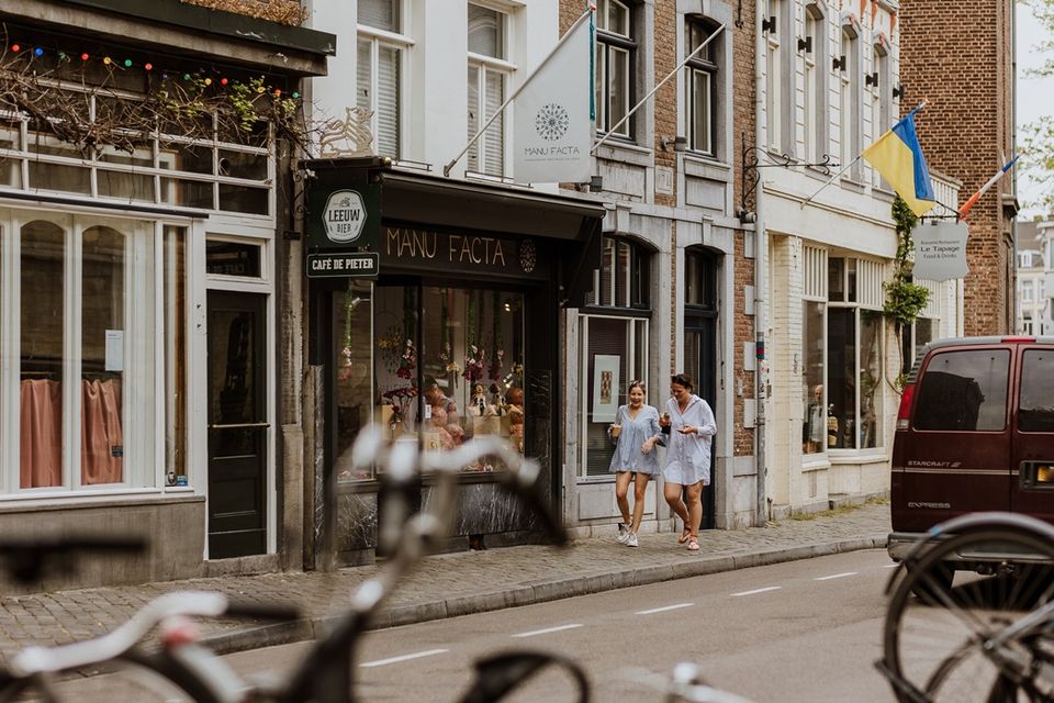 Sint Pieterstraat Maastricht winkeletalage Manu Facta