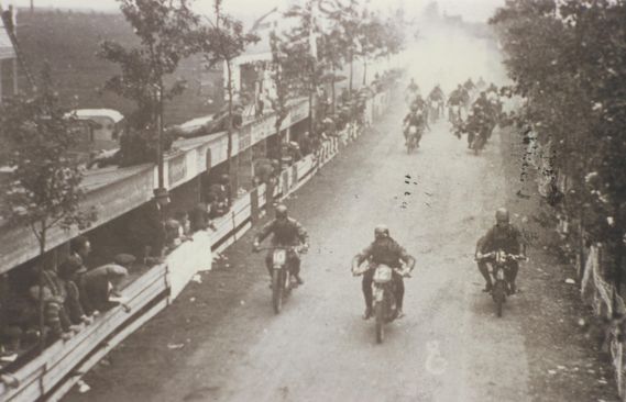 Start van de 500cc-race op het TT-circuit Assen-Hooghalen-Laaghalerveen. De voorste drie rijders zijn no. 10 H. Bieze op New Imperial, no.12 E.W. Raangs op Royal Enfield en no.15 A.J. van der Weel op Royal Enfield.