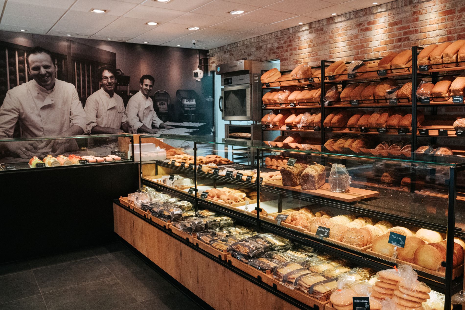 Foto van broden en toonbank bij Bakkerij Koese