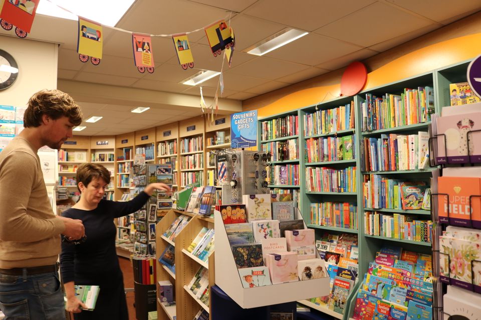 Klanten in Boekhandel Muizelaar in Koudum.